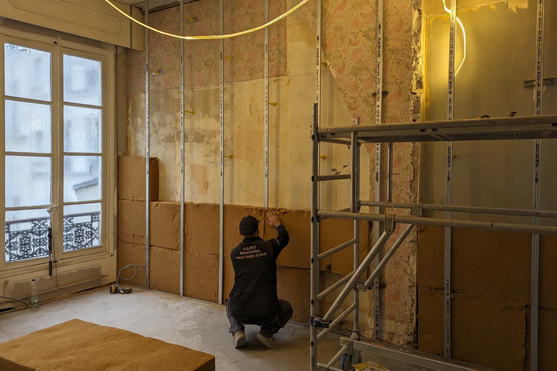 Pose d’une isolation thermique lors d’un chantier EDNA