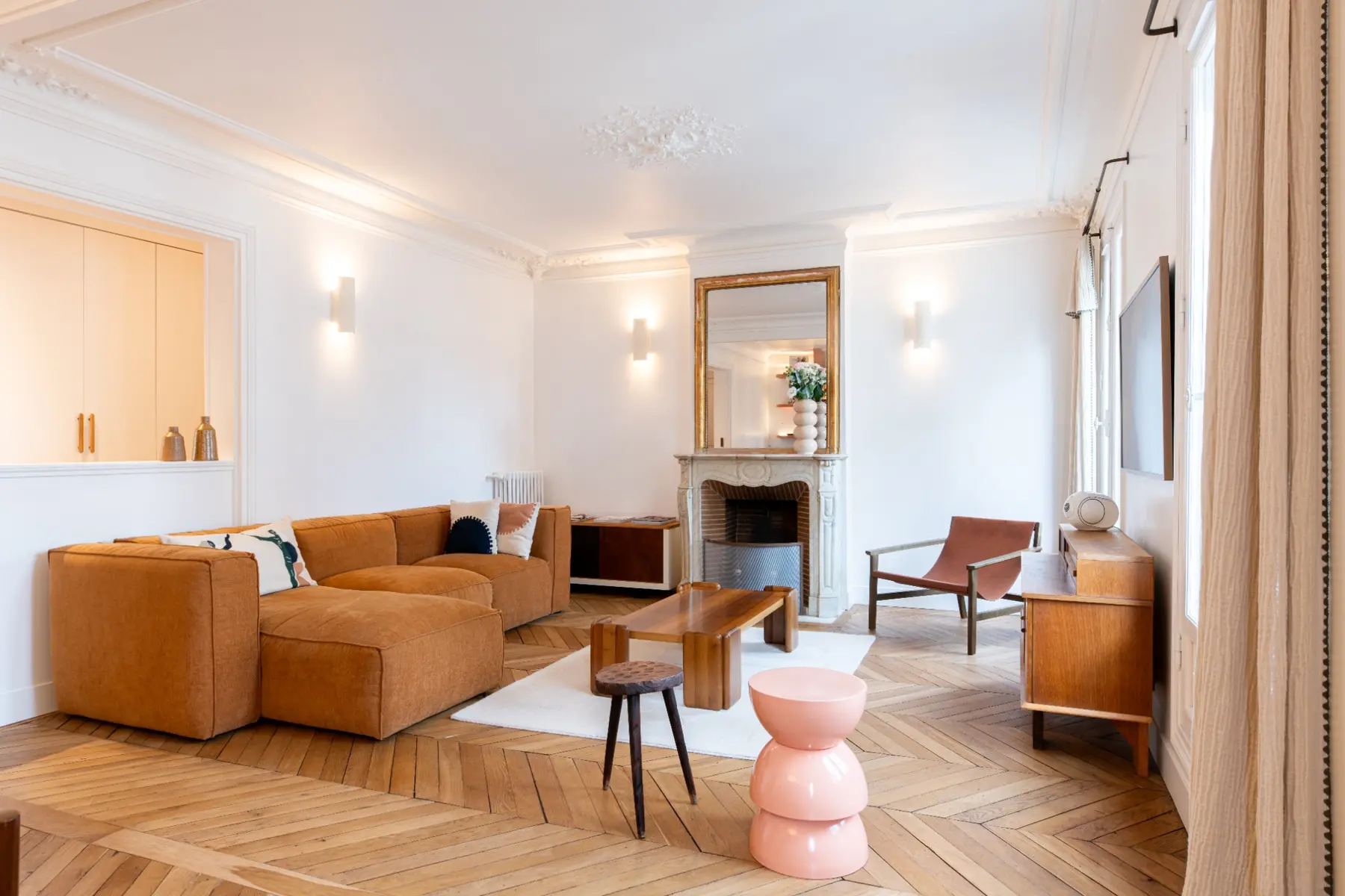 Appartement parisien rénové par EDNA, séjour lumineux et menuiseries sur mesure