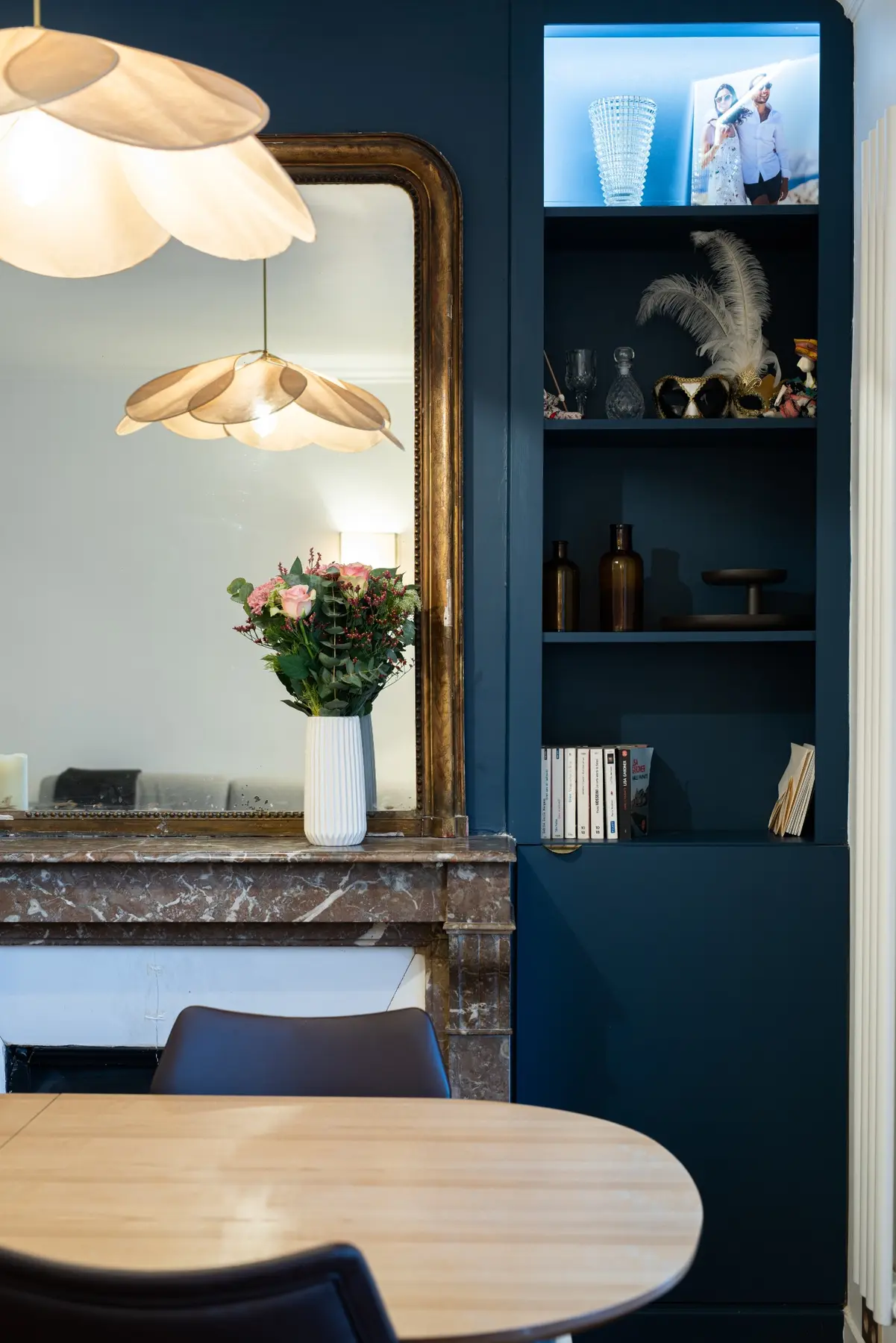 Détail des rangements intégrés près de la cheminée